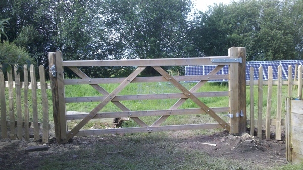 2 Sawn gate with cleft picket fencing Sawn gate with cleft picket fencing