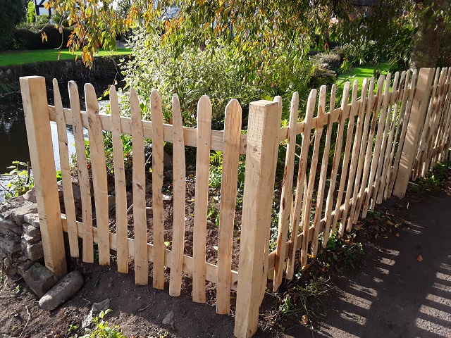 015 Chestnut picket fencing with sawn square posts Chestnut picket fencing with sawn square posts