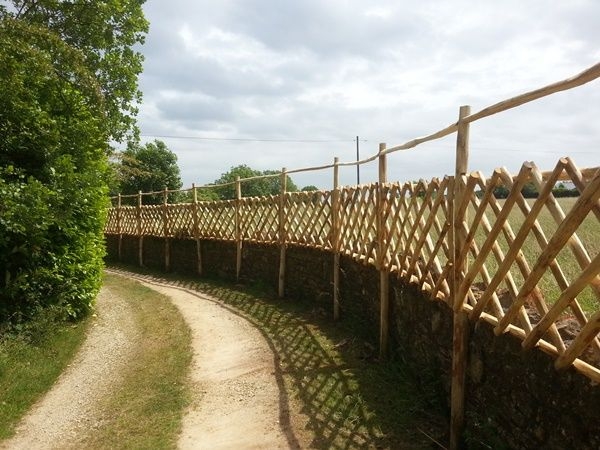 19 Cleft Chestnut diamond trellis panels with upper rail (to deter deer) Cleft Chestnut diamond trellis panels with upper rail (to deter deer)