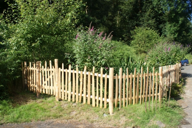 007 Staggered height picket fencing with wicket gate rustic cleft chestnut Staggered height picket fencing with wicket gate