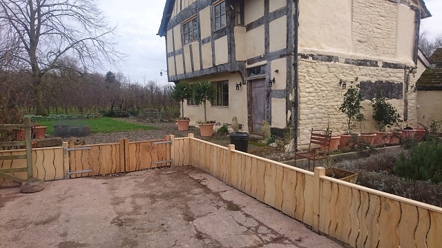 017 Sawn fencing and gates with top rail Sawn fencing and gates with top rail