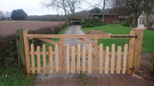 Sawn Oak and Cleft Chest West Midlands gate Sawn Oak and Cleft Chest West Midlands gate
