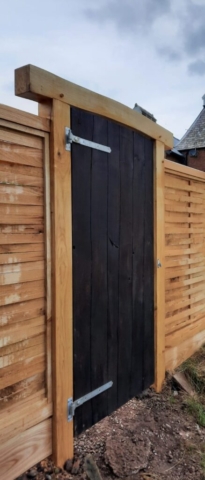 Blackened Fownhope gate and Shinto arch in run of sawn panels Sawn Fownhope gate and Shinto arch in run of sawn panels