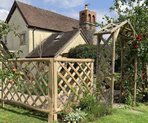 22 Existing arch with Chestnut diamond trellis panels Existing arch with Chestnut diamond trellis panels