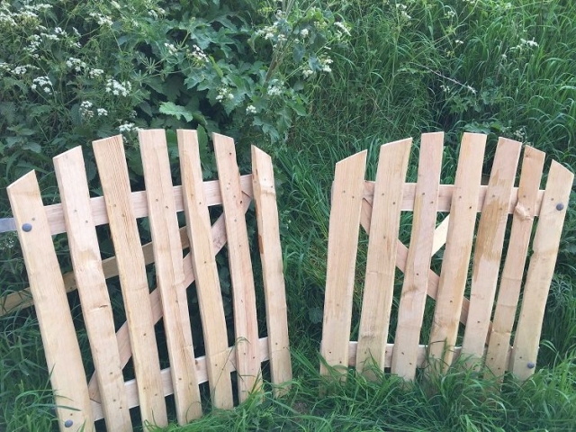 A pair of arched top cleft Chestnut wicket gates A pair of arch top cleft Chestnut wicket gates