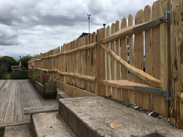 027 Cleft Chestnut fencing and Harvest gate Cleft Chestnut fencing and Harvest gate