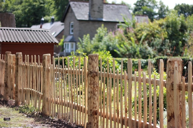 033 Cleft Chestnut picket fencing with staggered height pickets Cleft Chestnut picket fencing with staggered height pickets