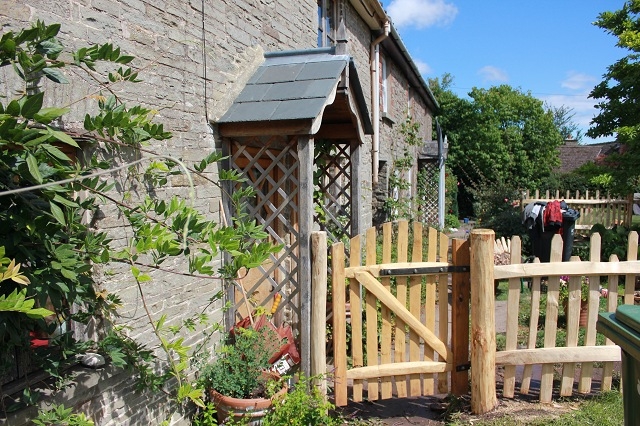 038 Harvest gate and picket fencing Avenbury gate and picket fencing rustic, cleft Chestnut