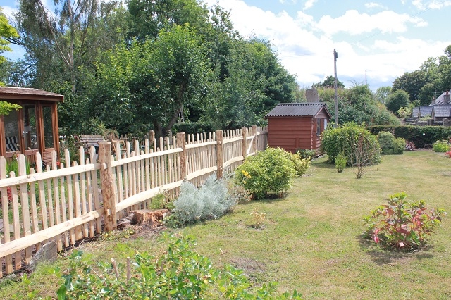 039 Staggered height cleft Chestnut m/f rustic picket fencing Staggered height cleft Chestnut m/f rustic picket fencing