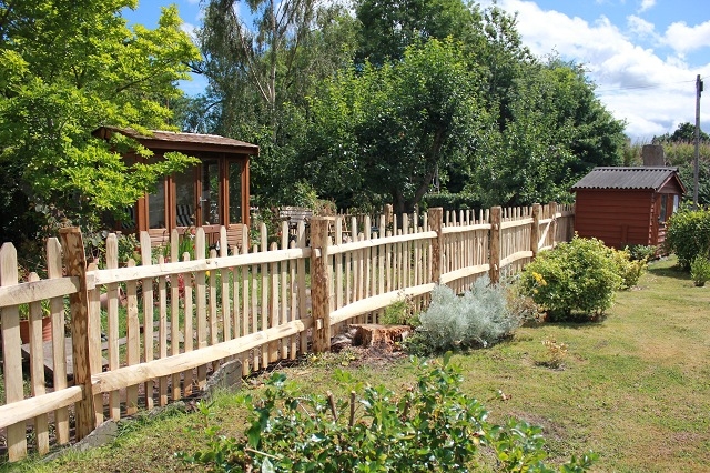 040 Staggered height cleft Chestnut m/f rustic picket fencing Staggered height cleft Chestnut m/f rustic picket fencing