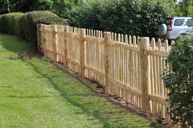 058 Staggered height cleft Chestnut m/f rustic picket fencing Staggered height cleft Chestnut m/f rustic picket fencing