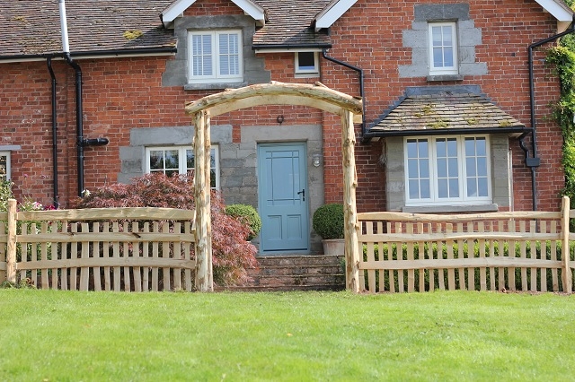 019 Rose arch with picket fencing with handrail Rose arch with picket fencing with handrail
