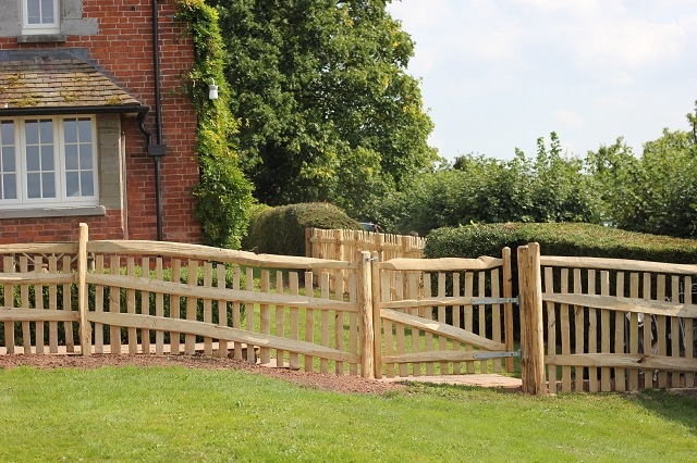 020 Chestnut Picket fence with handrail and matching gate Rustic cleft Chestnut Picket fence with handrail and matching gate in Herefordshire