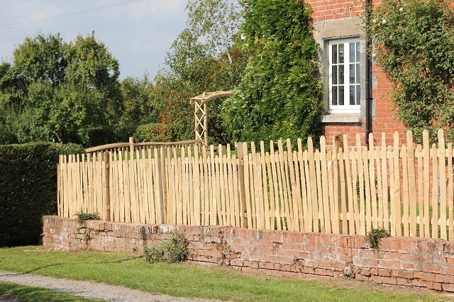 018 Staggered height cleft Chestnut m/f picket fencing Staggered height cleft Chestnut m/f rustic picket fencing