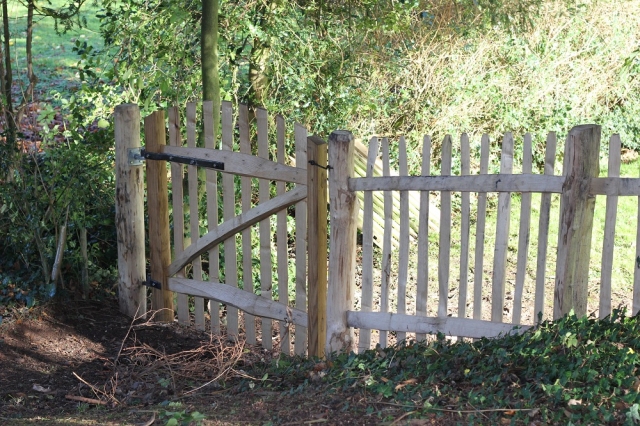 Sawn Oak and cleft Chestnut Avenbury Gate with picket fencing Sawn Oak and cleft Chestnut Avenbury Gate with rustic picket fencing
