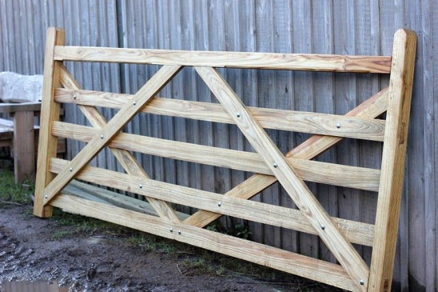 Traditional Herefordshire sawn Oak and Chestnut gate Traditional Herefordshire sawn Oak and Chestnut gate