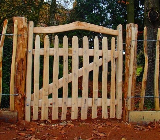 Cleft Chestnut Harvest gate with bent rail and even pickets Rustic Cleft Chestnut Harvest gate with bent rail and even pickets