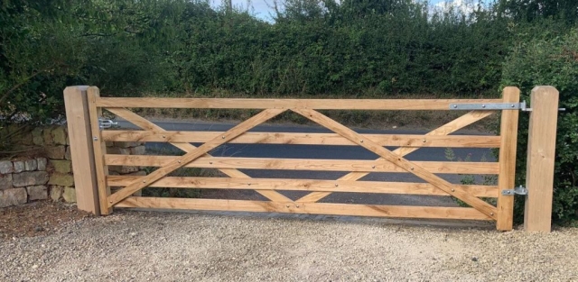 Sawn Chestnut Herefordshire gate with sawn posts Sawn Chestnut Herefordshire gate with sawn posts