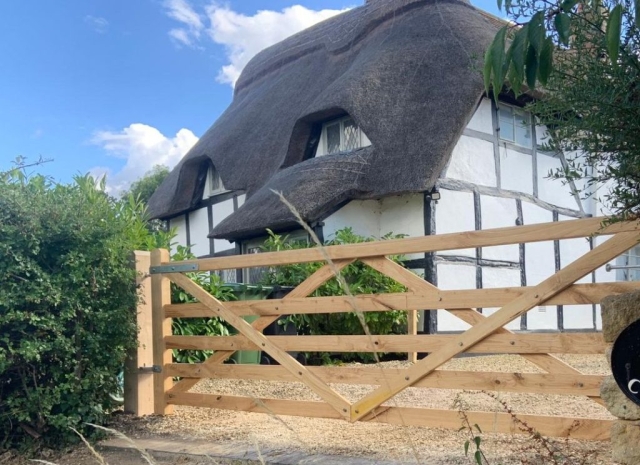 Sawn Chestnut Herefordshire entrance gate Sawn Chestnut Herefordshire entrance gate
