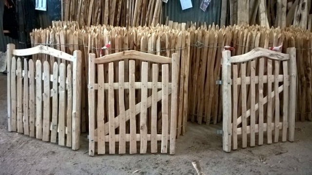 Harvest gates with bent rails - one has level pickets, the others follow the rail curve Harvest gates with bent rails - one has level pickets, the others follow the rail curve