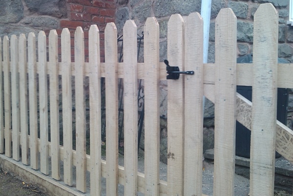 036 Sawn Chestnut picket fence with gate Sawn Chestnut picket fence with gate