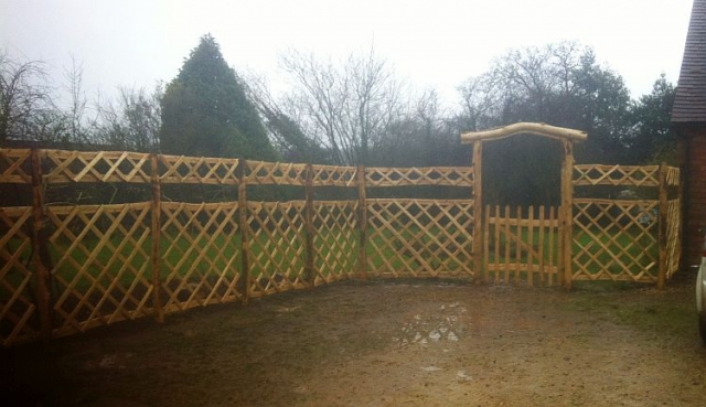 16 Cleft Chestnut rose arch with integral gate and diamond trellis panels Cleft Chestnut rose arch with integral gate and diamond trellis panels