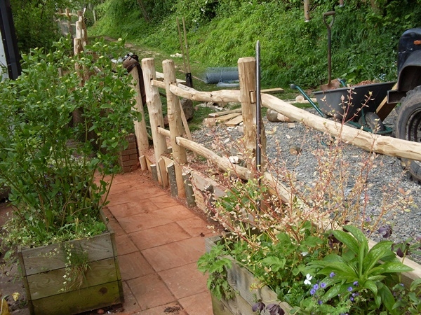 044 Installing mortised framed cleft Chestnut fencing Installing mortised framed cleft Chestnut fencing