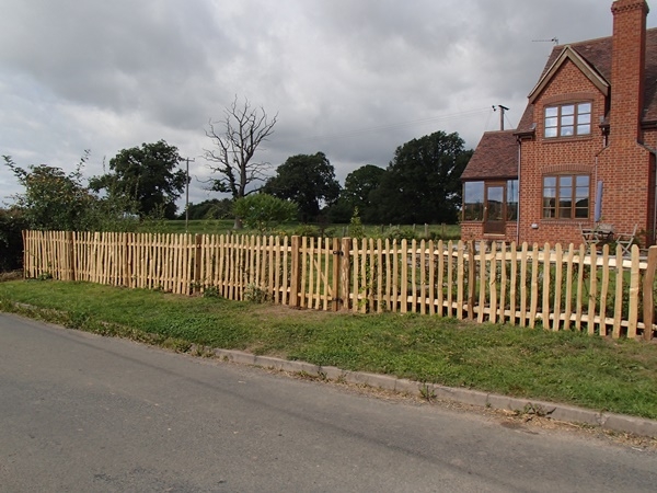 054 Cleft Chestnut picket fence and wicket gate Cleft Chestnut picket fence and wicket gate